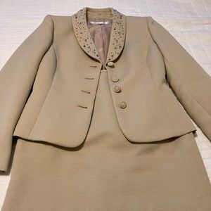 Skirt suit Tahari sz. 2P.